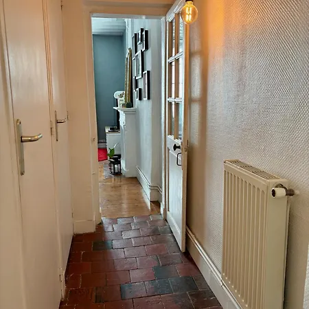 Cosy Getaway In Historic דירה